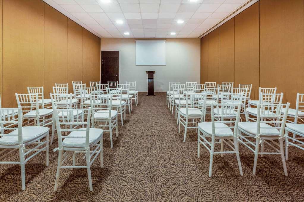 Отель La Quinta By Wyndham Poza Rica Удобства фото