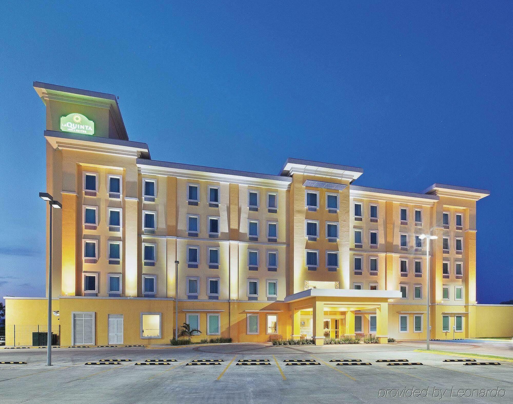 Отель La Quinta By Wyndham Poza Rica Экстерьер фото