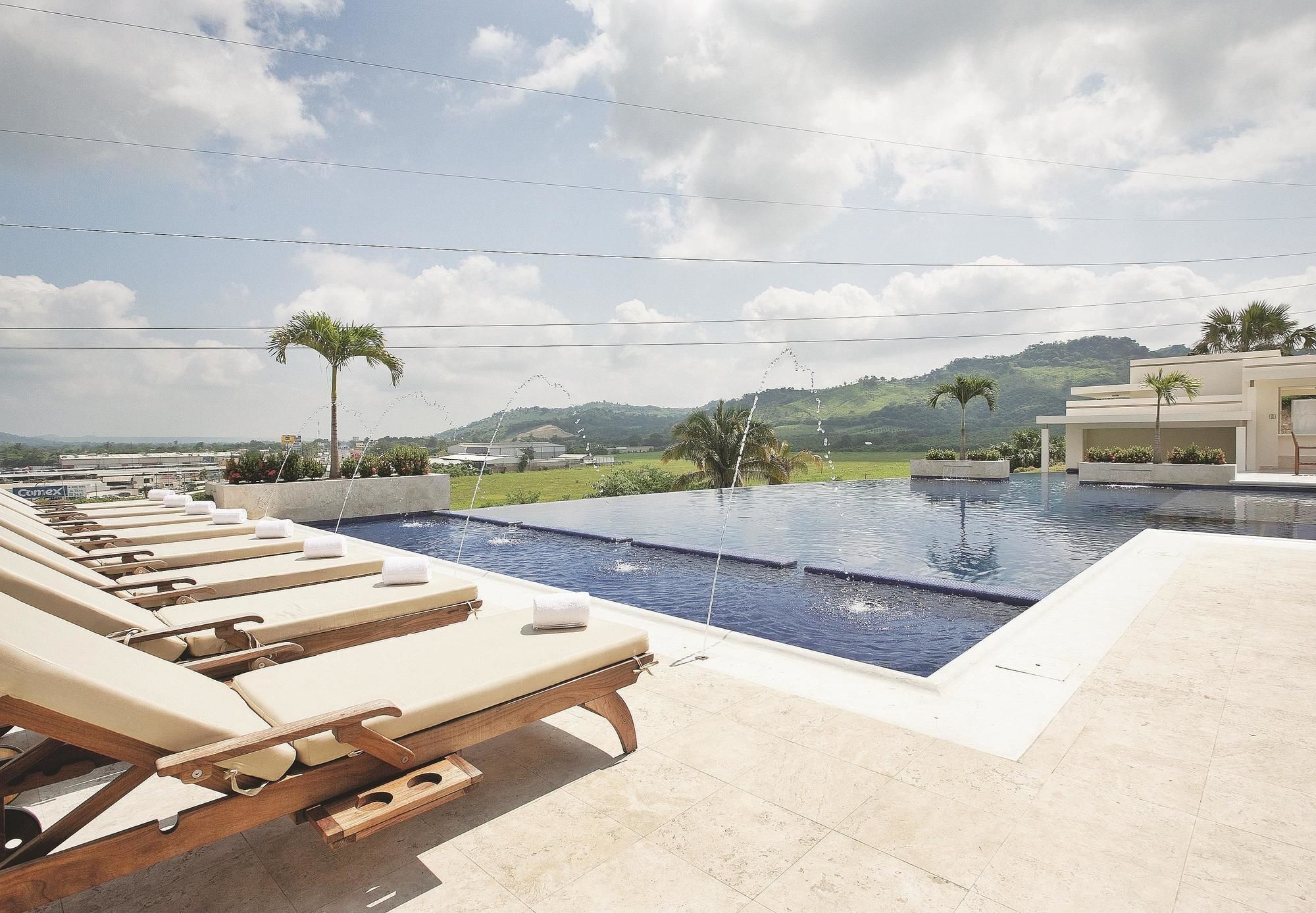 Отель La Quinta By Wyndham Poza Rica Экстерьер фото