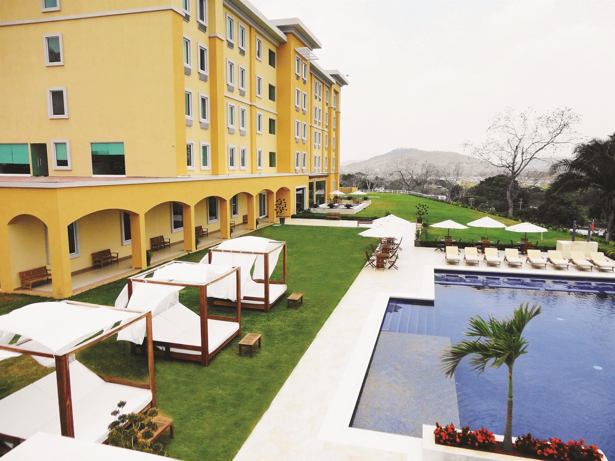 Отель La Quinta By Wyndham Poza Rica Экстерьер фото
